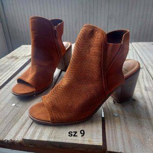 Time and Tru  Sandals size 9